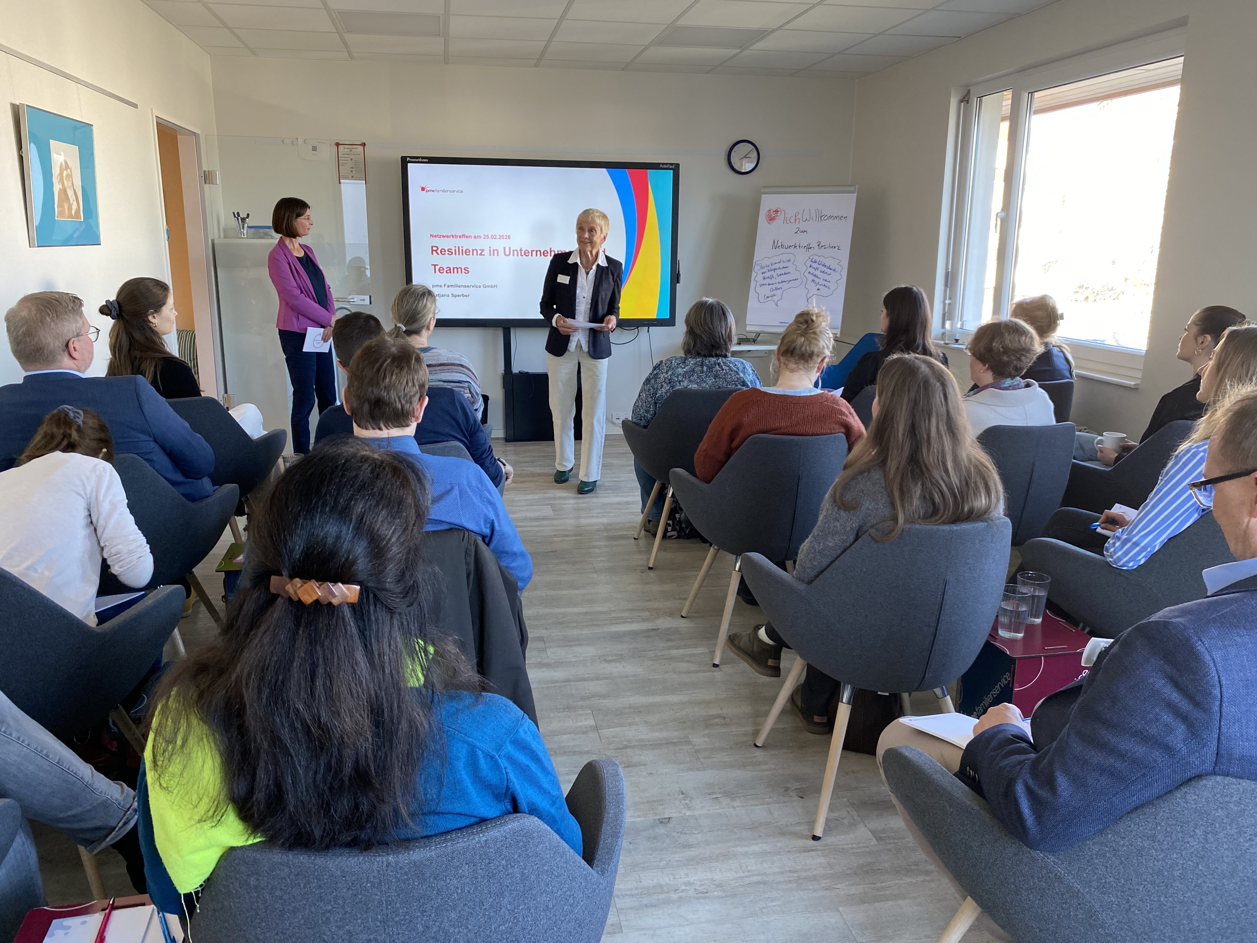 Eine Referentin steht vor den sitzenden Zuhörer:innen