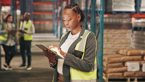 
		Mitarbeiterin mit Tablet
	