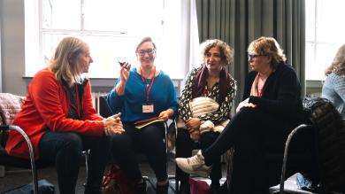 
		Vier Frauen bei einem Workshop
	