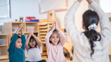 
		Erzieherin macht mit Kindern Yoga
	