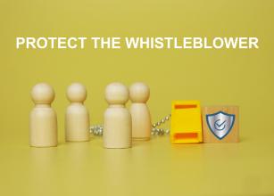 
		Spielfiguren und Aufschrift Protect the Whistleblower
	