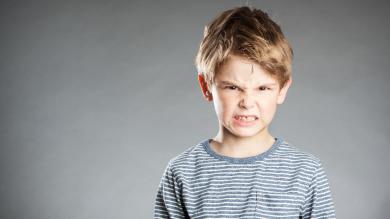 
		Wütendes Kind schaut aggressiv
	