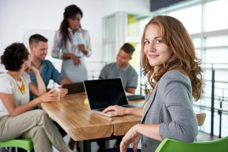 Junge Frau im Büro mit Laptop