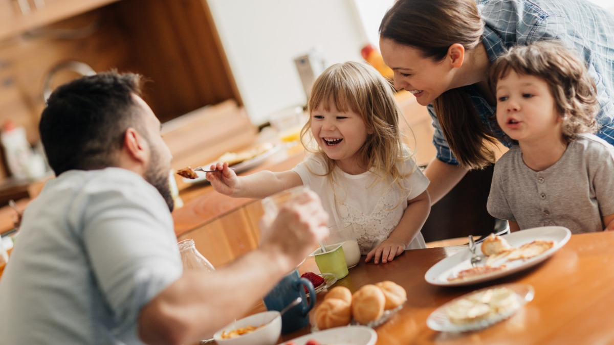 Familie isst zusammen und hat Spaß