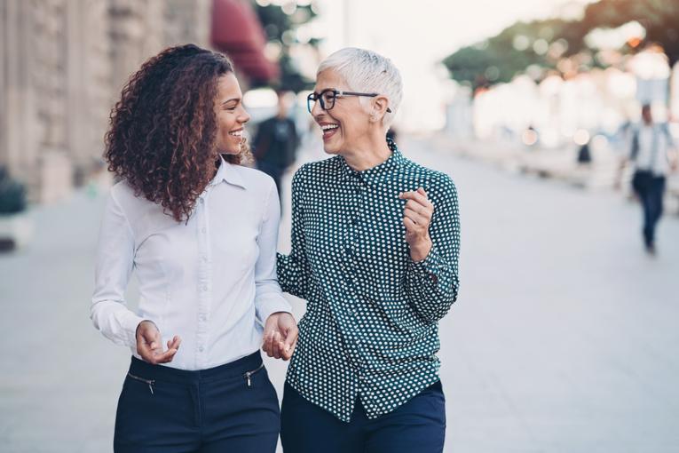 Zwei Businessfrauen schauen sich an