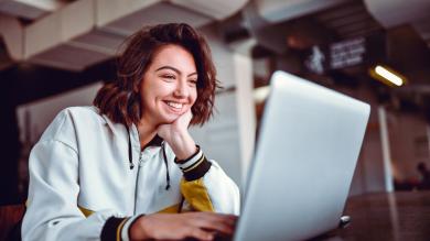 
		Frau sitzt mit Laptop im Büro und nimmt an einem Online-Kurs teil.
	