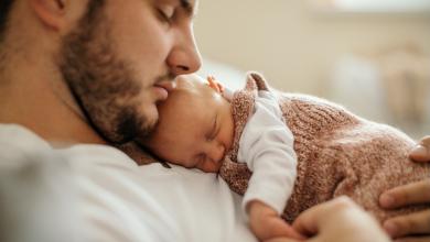 
		Vater schläft mit Baby auf dem Arm
	