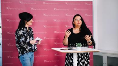 
		Zwei Frauen auf einer Bühne im Gespräch
	