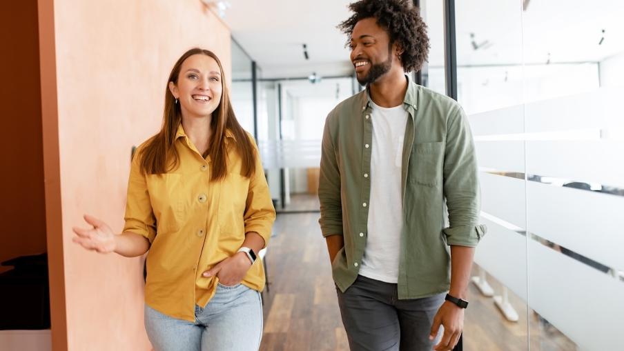 
		Zwei Teammitglieder im Gespräch
	