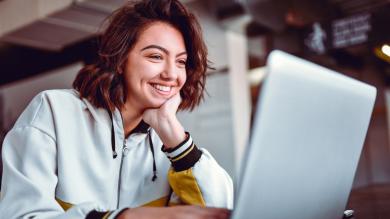 
		Junge Frau, sitzt am Laptop
	