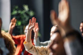 
		Menschen heben ihre Hände
	