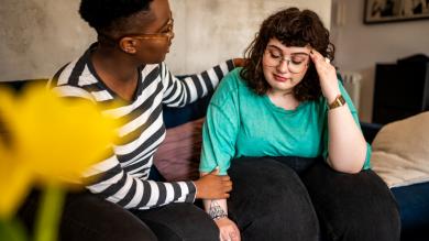 Eine Frau tröstet ihre Freund, die depressiv ist