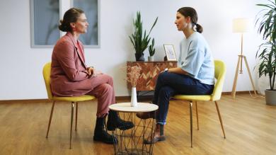 
		zwei Frauen sitzen sich im Coaching gegenüber
	