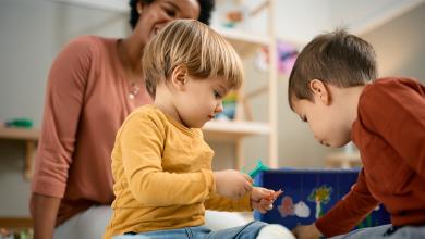 
		Kinder spielen miteinander in der Notbetreuung
	
