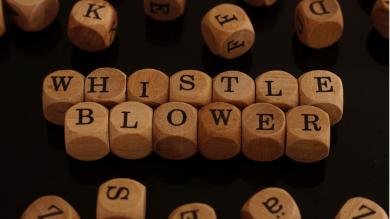 
		Holzwürfel mit dem Wort Whistleblower
	