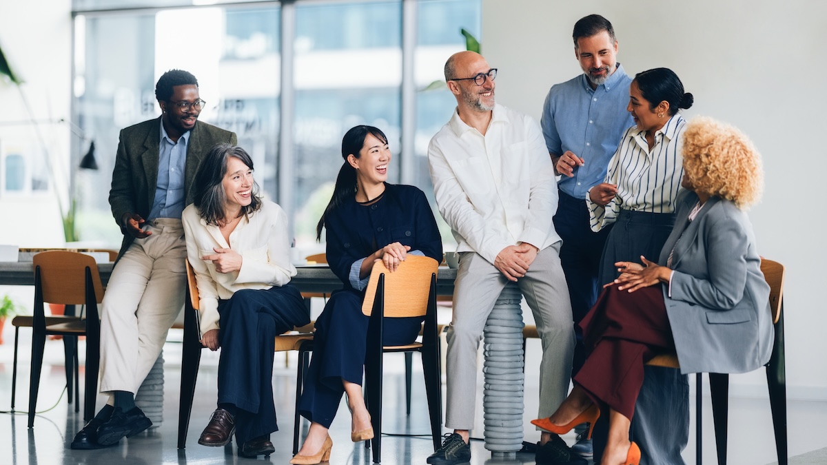 Altersdiverses Team im Büro