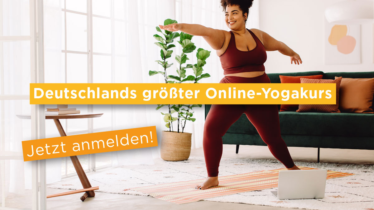 Curvy Frau macht Yoga vorm Laptop