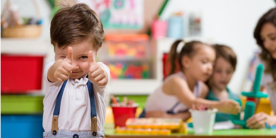 Kinder beschäftigen sich mit dem Tablet.