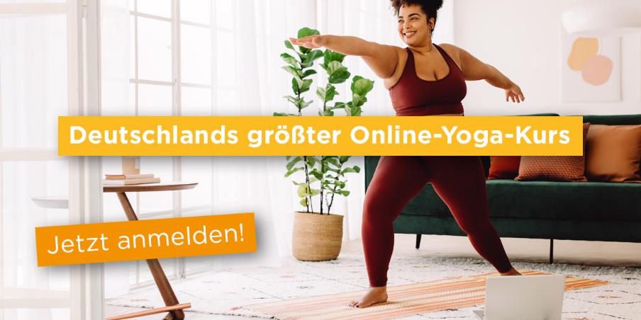 Curvy Frau macht Yoga vorm Laptop