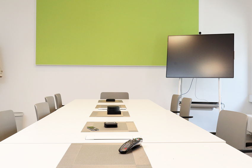 Anja formt mit der Hand ein Herz